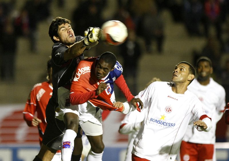 O puxão de camisa foi ignorado, mas o mau futebol não permitiu reclamações | Pedro Serápio / Gazeta do Povo