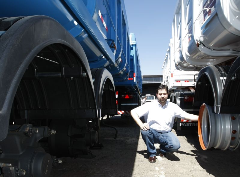 Fabrício Pastre e semirreboques prontos no pátio da empresa, mas sem pneus: importação está muito cara | Marcelo Elias/ Gazeta do Povo