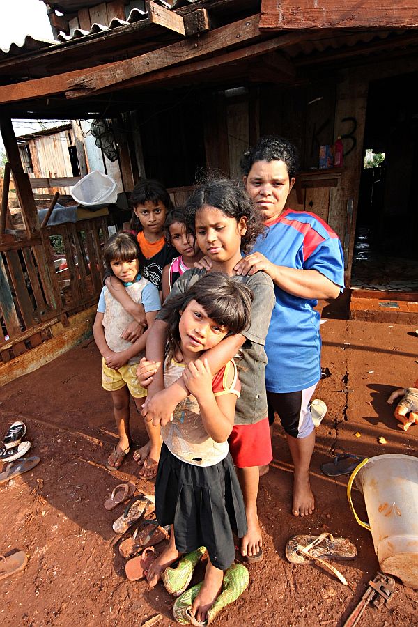 A dona de casa Cleusa Viana Pires e os cinco filhos: apesar de morar em Londrina, a segunda maior cidade e uma das mais ricas do estado, família convive com a falta de perspectivas e o futuro incerto | Fotos: Albari Rosa/ Gazeta do Povo