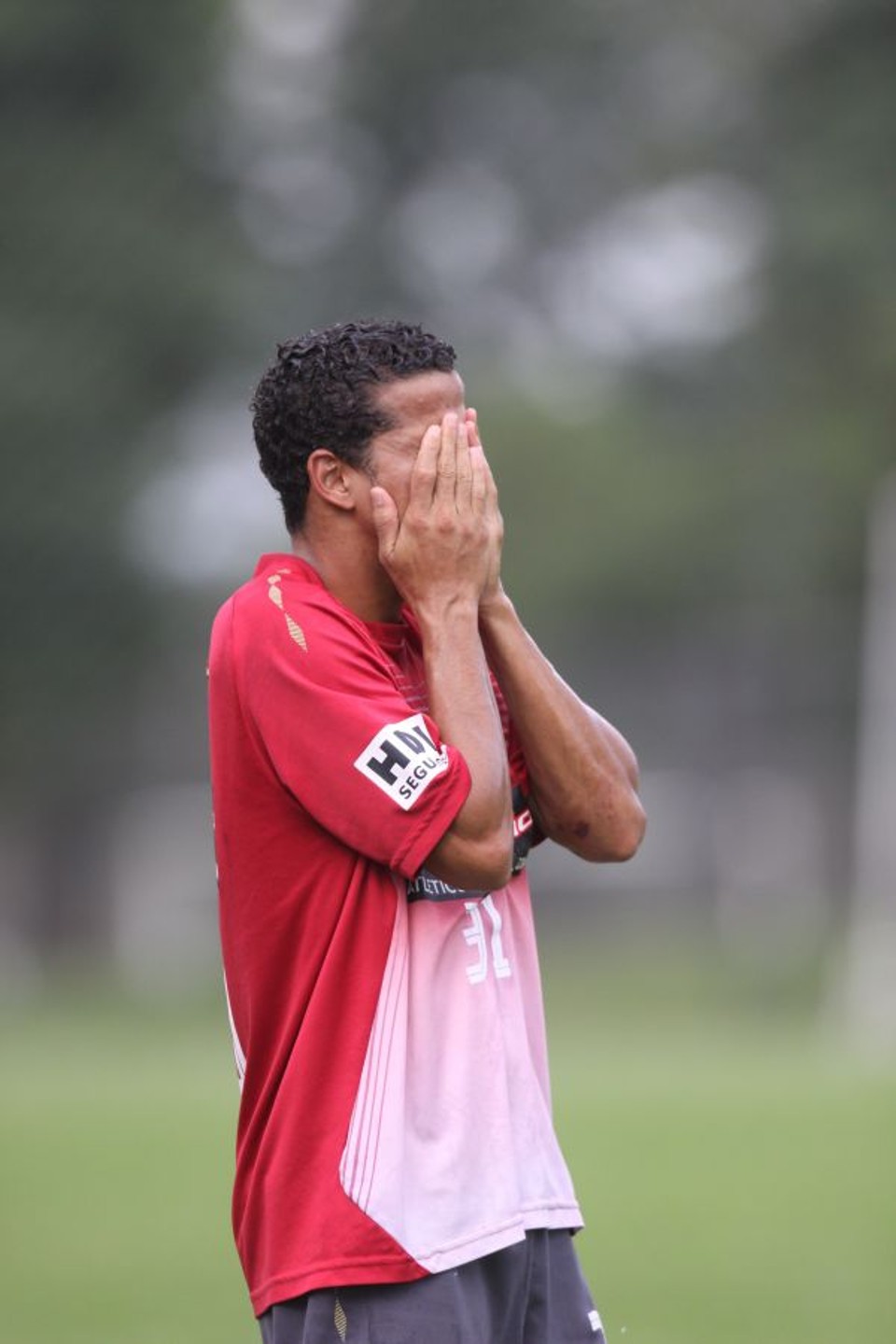 Bruno Mineiro, que estava suspenso, volta ao time com a responsabilidade de melhorar o rendimento do ataque atleticano | Giuliano Gomes/Gazeta do Povo