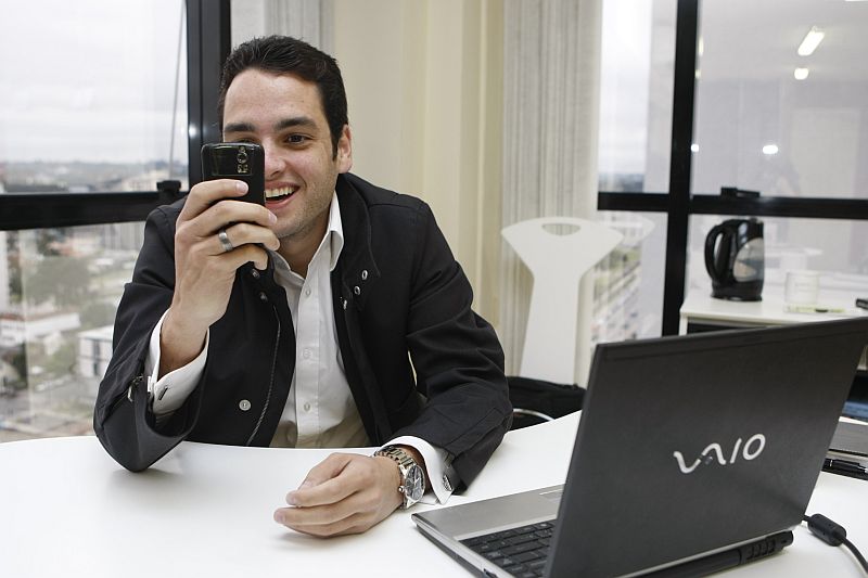 Brunno Toniolo e o seu BlackBerry Curve: depois de ter problemas, usuário resiste à tentação de responder todas as mensagens imediatamente | Aniele Nascimento/ Gazeta do Povo