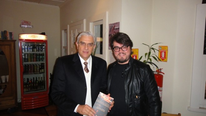 O ex-presidente do Atlético, Mario Celso Petraglia, foi prestigiar o lançamento do livro Contrafeito, do publicitário e músico curitibano Juliano Ribas, terça passada, no Quintana Café |