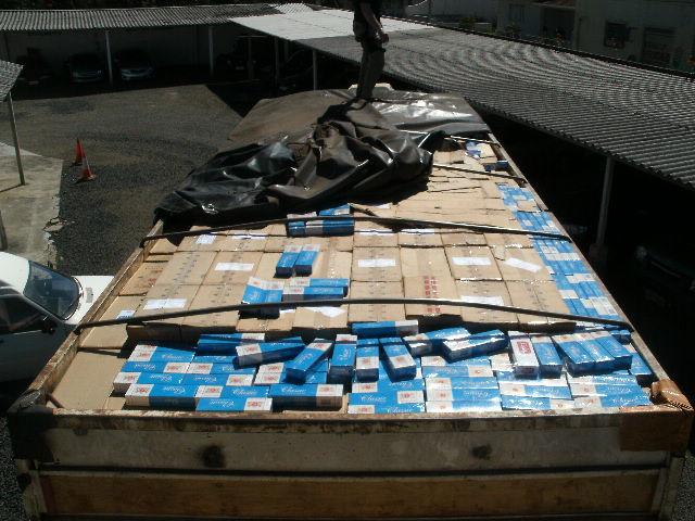 55 mil pacotes de cigarros contrabandeados estavam em caminhão que se dirigia para Ponta Grossa, nos Campos Gerais | Divulgação / PRF