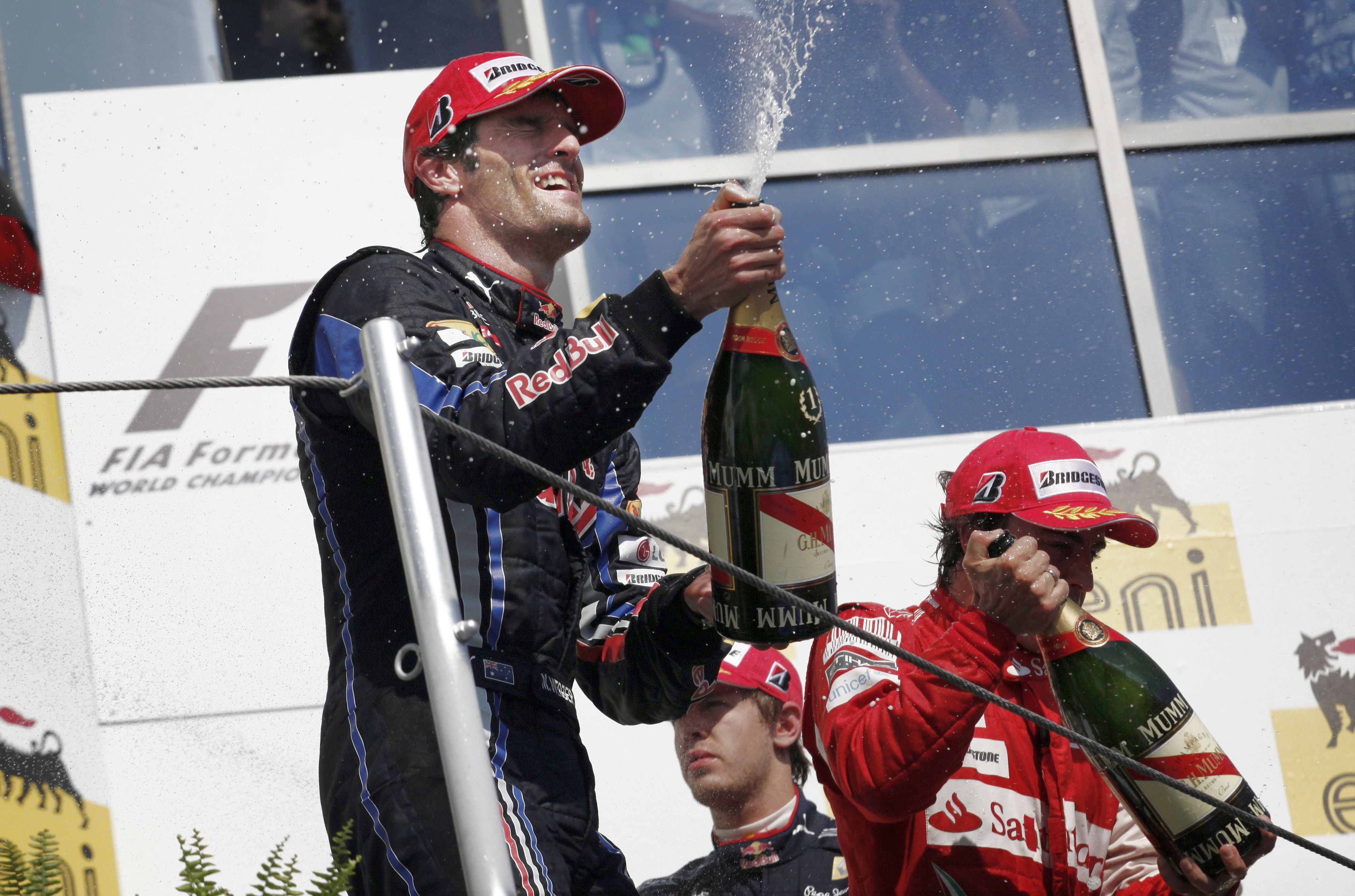 Mark Webber usou de uma tática arriscada para tentar ganhar a prova. Com voltas muito rápidas usando o mesmo pneu supermacio do início da prova, abriu uma enorme vantagem para Fernando Alonso | AFP PHOTO / GUILLAUME BAPTISTE