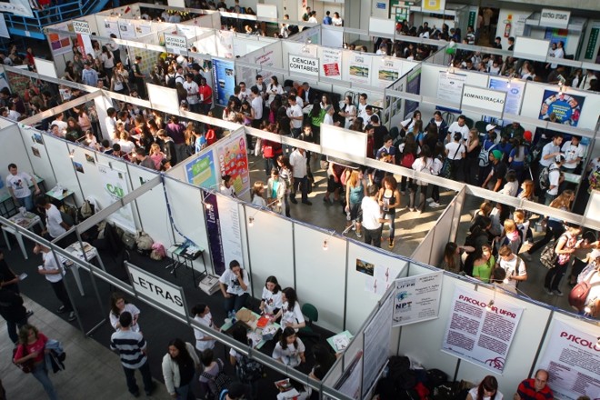 A Feira de Cursos e Profissões vai até domingo e é uma boa oportunidade para os candidatos se informarem sobre os mais de 90 cursos oferecidos pela UFPR | Foto: Antonio More/Gazeta do Povo