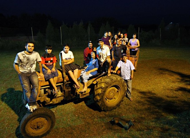 Os Toniette reunidos em seu sítio: agricultura e criação de frango é a base da renda da família. A venda da produção é garantida graças ao sistema integrado, pelo qual um abatedouro garante a compra |