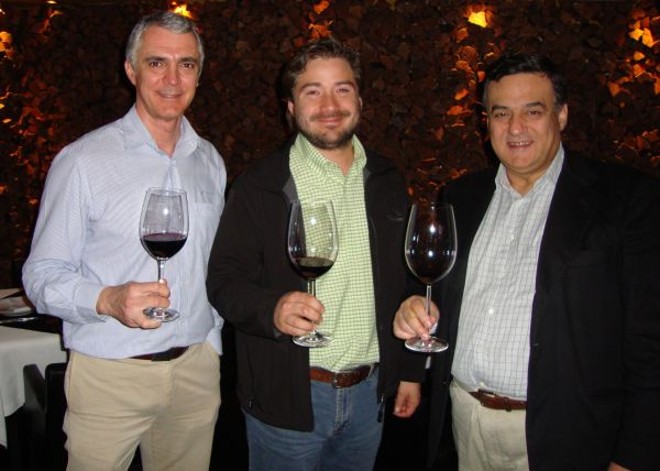 O enólogo argentino Pablo Herrera (ao centro) com o restaurateur Eduardo Deboni (à esq.), e o advogado e enófilo Guilherme Rodrigues no almoço de apresentação dos vinhos produzidos na Patagônia pela Vinícola Chalten. O encontro foi no restaurante Edvino | 