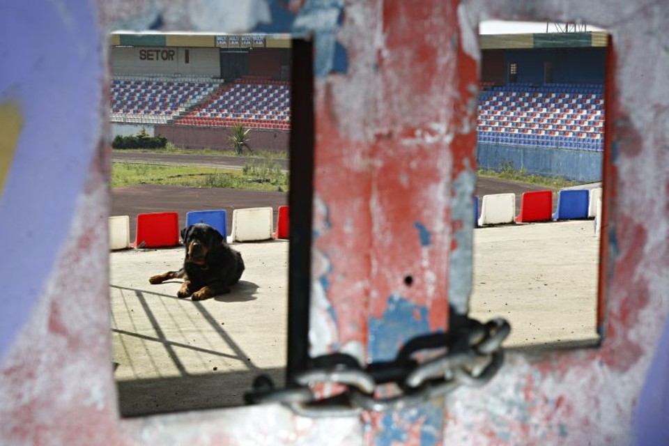 Pinheirão agoniza entre abandono e dívidas A presença de um rottweiler é a única permitida no estádio interditado. Ele pode intimidar visitantes, mas a parte de fora da propriedade, além de depósito de lixo, se tornou abrigo para marginais | Daniel Castellano/Gazeta do Povo