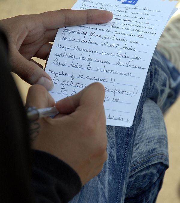 Chilena escreve carta para seu pai, um dos 33 mineiros sobreviventes | AFP