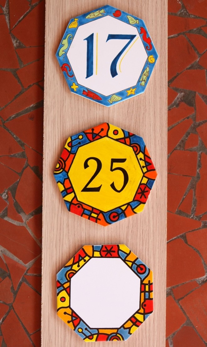 Pratos de cerâmica pintados à mão, do Atelier do Azulejo, são uma solução quando o número da casa é composto por dois algarismos |