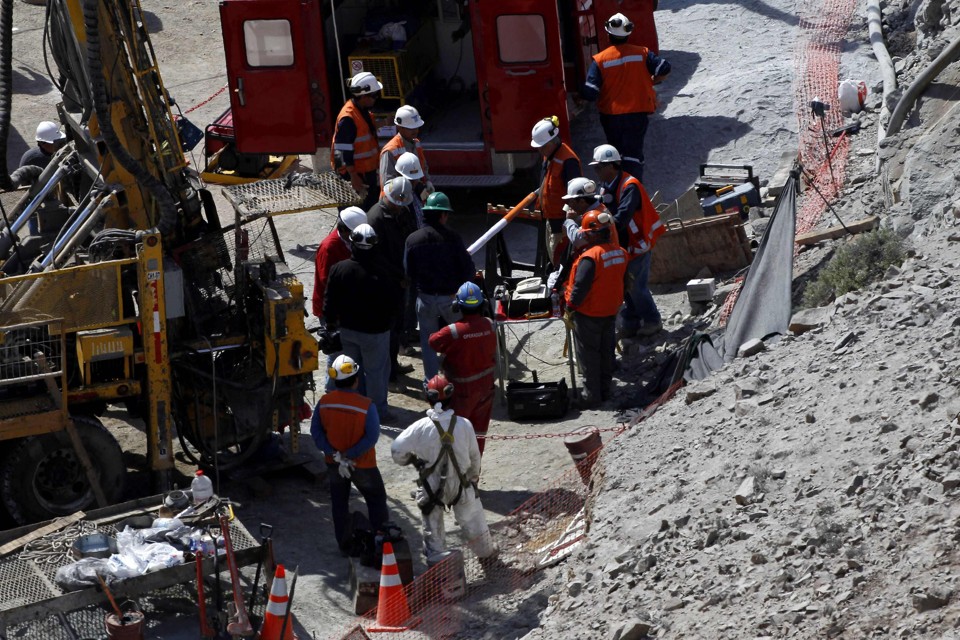 Chile estabelece No domingo os mineiros surpreenderam os chilenos ao enviar provas de vida, aproveitando uma sonda que havia chegado ao fundo da galeria | REUTERS