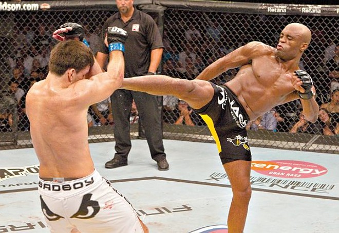 O curitibano Anderson Silva acerta um chute no rosto do carioca Demian Maia: paranaense menosprezou o adversário | 