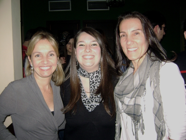 Thais Guimarães (ao centro), advogada do Escritório Professor René Dotti, com suas colegas Rogéria Dotti (à esq.) e Claudia Penovich na festa de seu aniversário no Sherindans Irish Pub | Ruthe Precoma