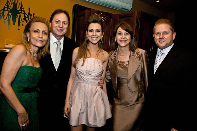 Tuaine Barcella Bilibio com os pais Eliane e Vanderlei Bilibio (à dir.) e o casal Sônia e João Carlos Perussulo, na festa de sua formatura em Engenharia de Produção Civil pela UTFPR, sábado, no restaurante Edvino. A nova engenheira faz parte dos quadros da construtora San Remo |