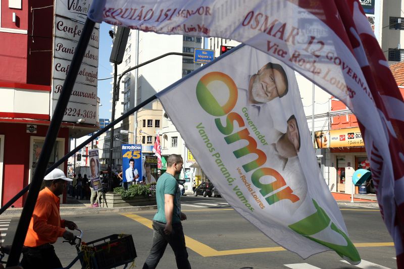 Materiais de Osmar Dias e Beto Richa: a eleição faz aflorar a criatividade... | Henry Milleo / Gazeta do Povo