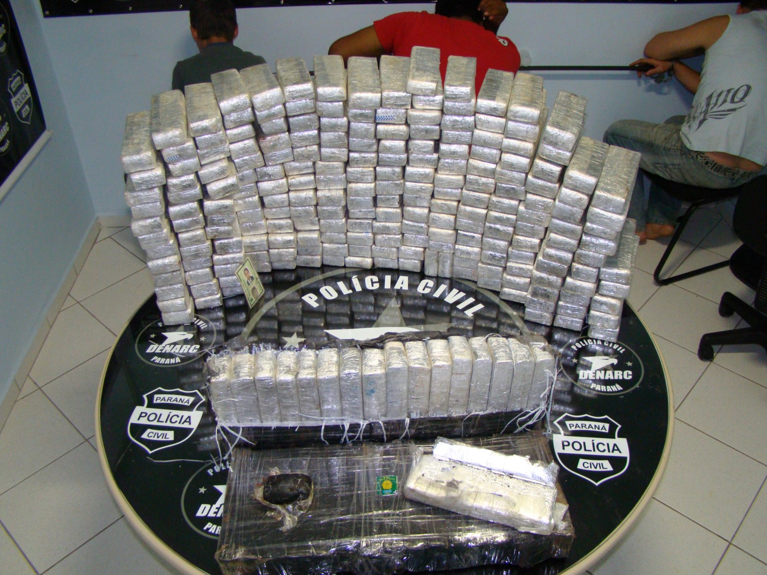 Em uma das casas usadas no esquema, a polícia encontrou 700 gramas de maconha e buchas de crack | Denarc