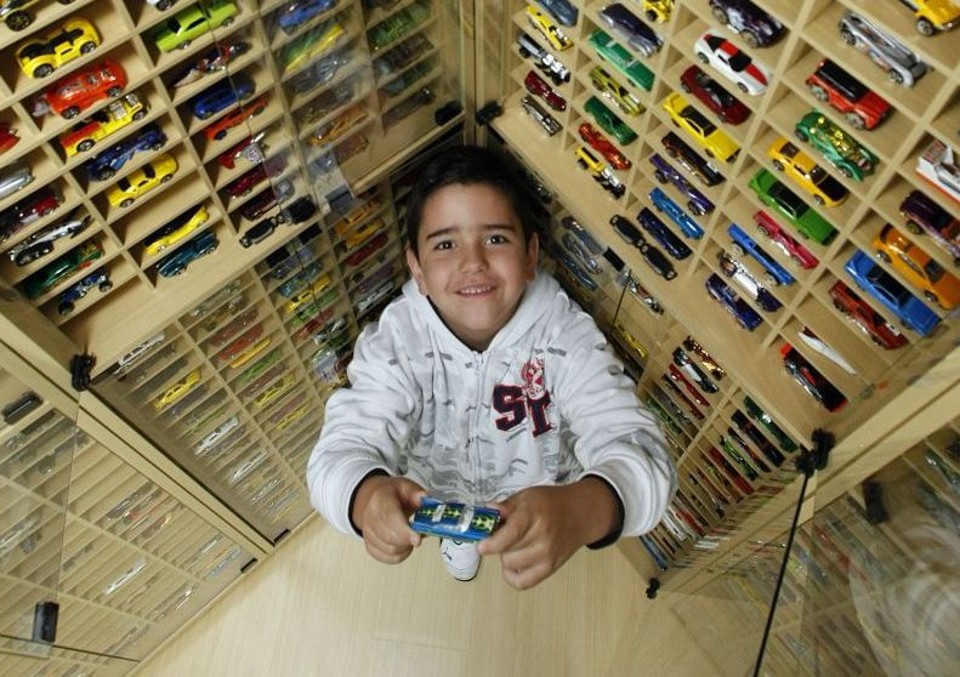 As prateleiras recheadas de miniaturas tomam conta do quarto de Nickolas Gomes | Daniel Castellano/ Gazeta do Povo