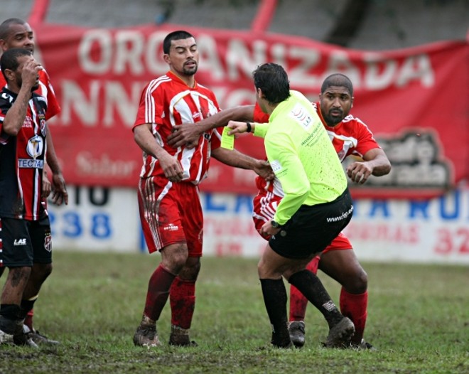 Eles apanham -Cenas de coação e até pancadaria que os árbitros sofrem no futebol amador |