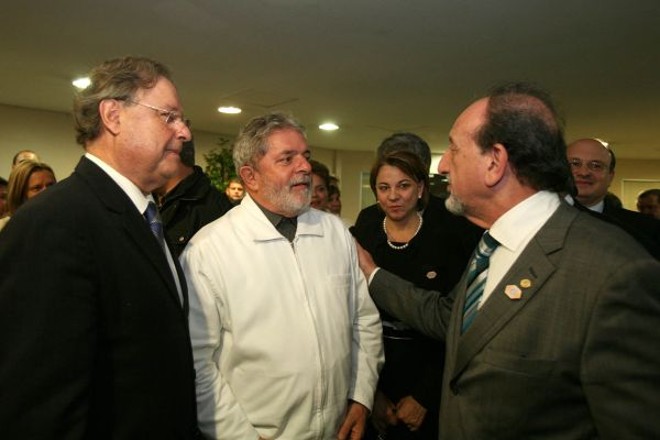 O presidente da Faciap, Ardisson Naim Akel (à dir.), aproveitou a ida do presidente Lula à Fiep na última sexta-feira para entregar-lhe uma carta pedindo a revisão dos índices de enquadramento das micro e pequenas empresas no Simples Nacional. Também na foto, Rodrigo Costa da Rocha Loures, presidente da Fiep | 