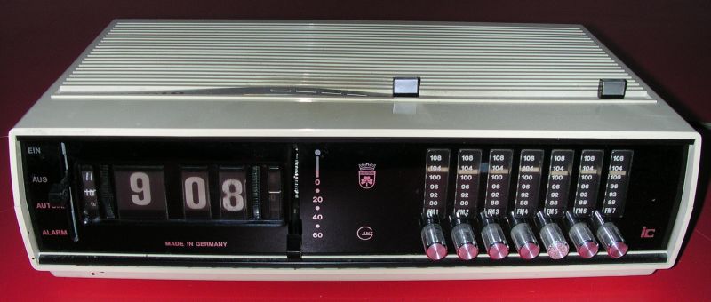 Modelo de rádio-relógio da marca alemã Grundig, fabricado nos anos 70: aparelho tinha se tornado corriqueiro, mas ressurge conectado | Fotos: Divulgação