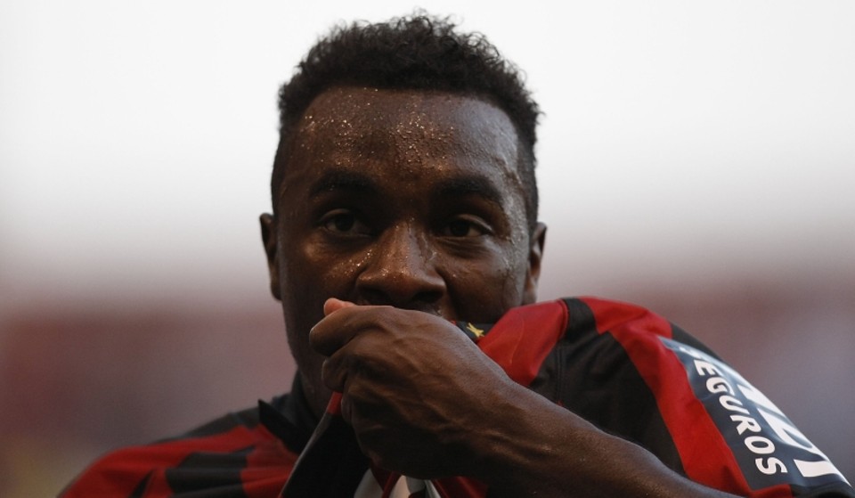 Rubro-negros exaltam vitória para devolver a confiança O zagueiro Manoel apenas desviou de cabeça a cobrança de escanteio de Paulo Baier para assegurar o triunfo atleticano | Jonathan Campos/ Gazeta do Povo