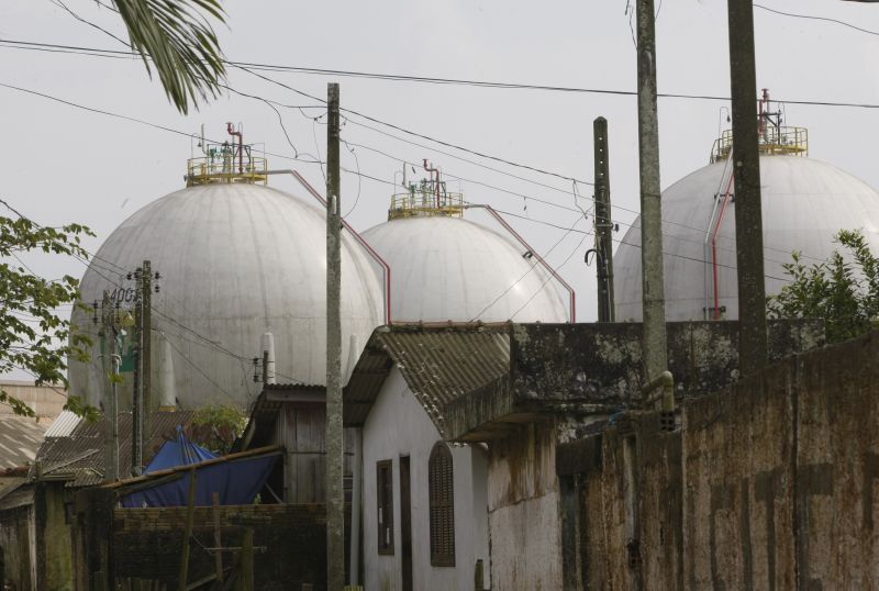 A Vila Becker e o terminal de álcool: perigo constante e demora no reassentamento | Aniele Nascimento/ Gazeta do Povo
