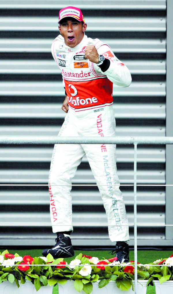 Lewis Hamilton comemora no pódio a expressiva vitória na Bélgica. Piloto cresce junto com a McLaren | John Thys/ AFP