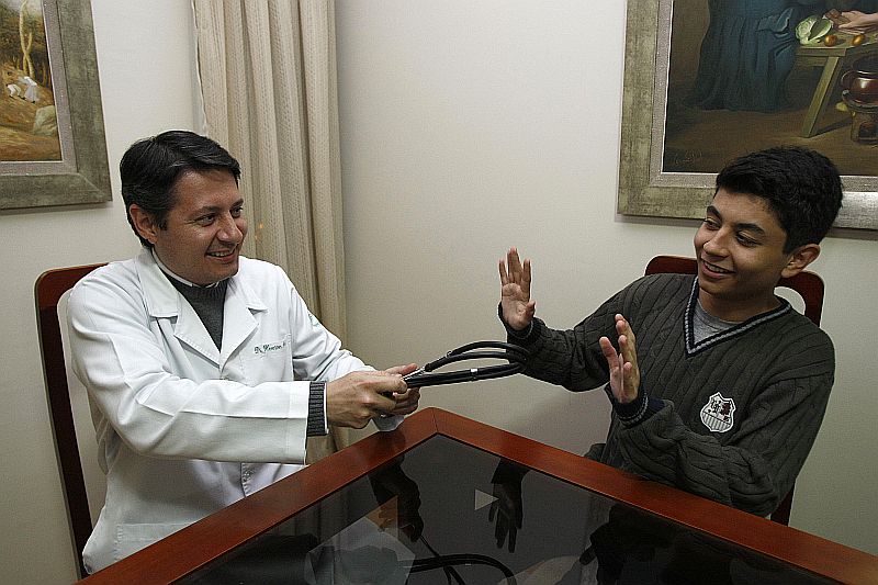 Eduardo Arias não quer seguir a profissão do pai, Heverton, que é médico | Pedro Serápio/Gazeta do Povo