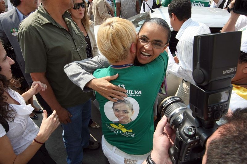 Marina abraça eleitora na Vila das Torres: local com projetos emblemáticos para o PV | Hedeson Alves / Gazeta do Povo