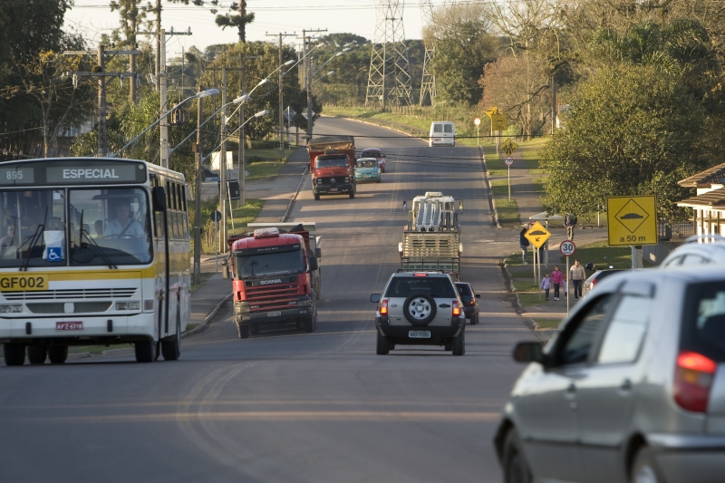 Fluxo de veículos na Rua Nicola Pellanda é intenso: imprudência dos motoristas está por trás dos acidentes | Antonio Costa/Gazeta do Povo