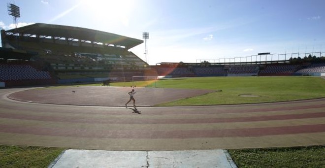 Antes- A pista de atletismo do Pinheirão já foi local de treino para muitos atletas... | 