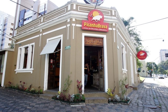 Picanha Brava ocupa casa de 1930: conceito de fazenda despojada e bucólica |