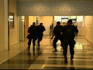 Policiais invadem o hotel para resgatar os reféns | Reprodução/TV Globo