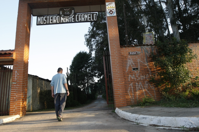 Rapaz a caminho da Casa do Servo Sofredor: para entidade, proposta ainda não é a ideal | Marcelo Elias/Gazeta do Povo