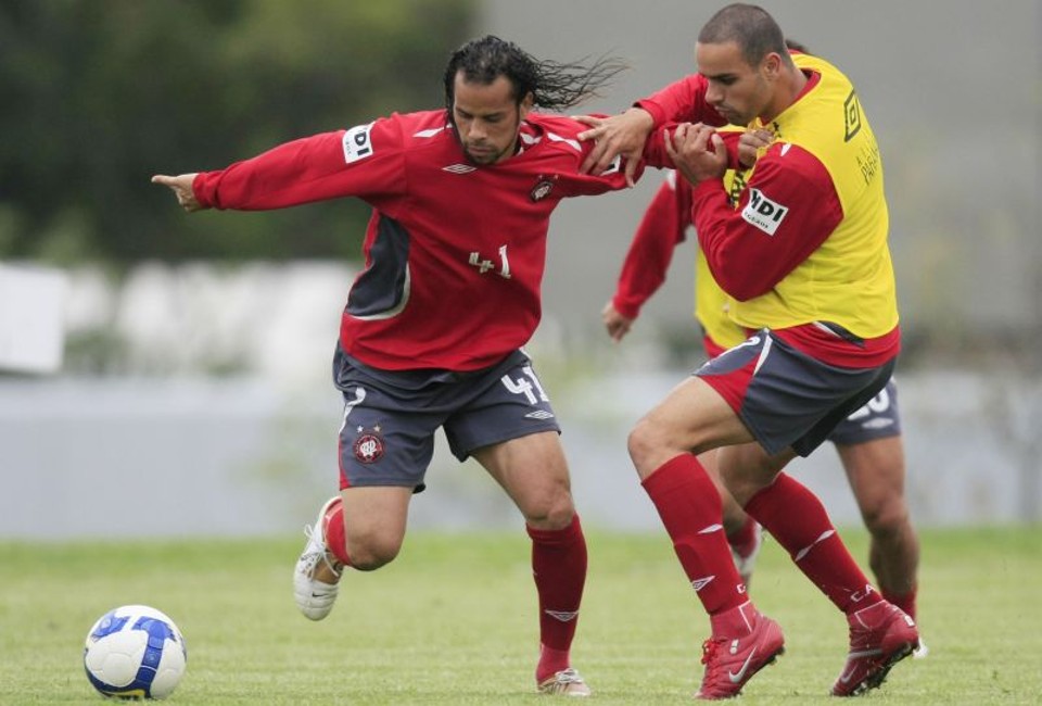 Gustavo (d) marca Júlio César durante treino no CT do Caju, em 2009. Zagueiro deve reestrear pelo Atlético neste sábado | Giuliano Gomes / Gazeta do Povo (Arquivo)