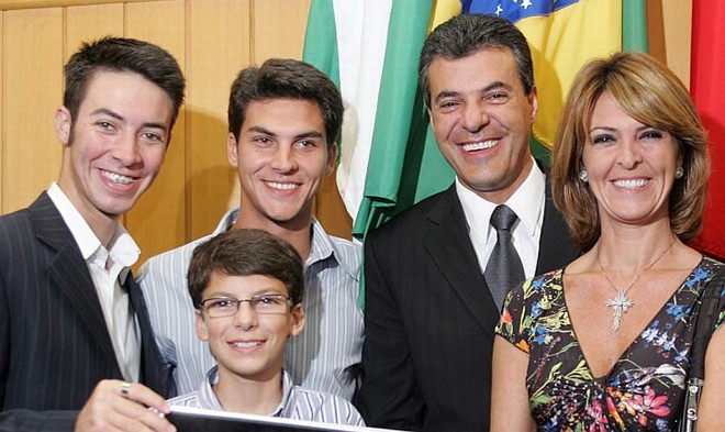 Richa com os três filhos e a esposa, Fernanda |