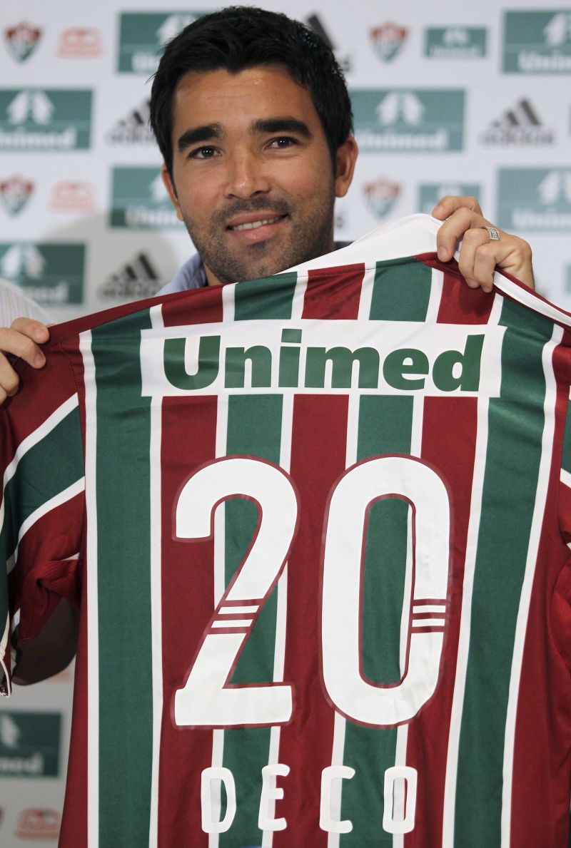 O meia Deco mostra sua camisa tricolor | Sergio Moraes / Reuters