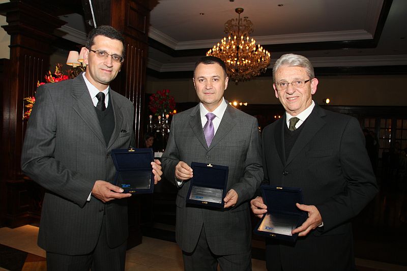 Os médicos Luiz Antonio Negrão Dias (à esq.), Johnny Camargo e Sergio Hatschbach, do Instituto de Oncologia do Paraná, foram os anfitriões do badalado jantar em comemoração aos 15 anos do IOP, na última quinta-feira, no Graciosa Country Club. Os três e os demais sócios-fundadores do Instituto, receberam placas comemorativas à data | Jader da Rocha