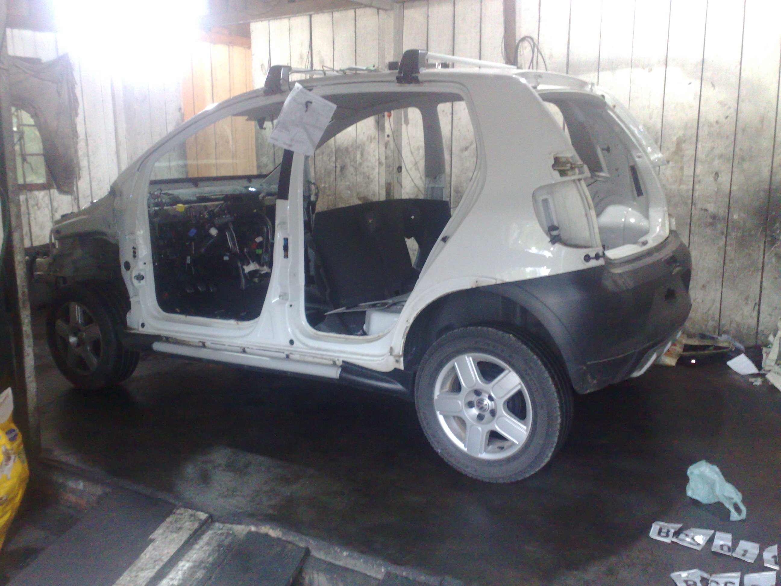 Carro furtado no bairro Água Verde foi encontrado desmanchado na RMC | Adriano Ribeiro / Gazeta do Povo