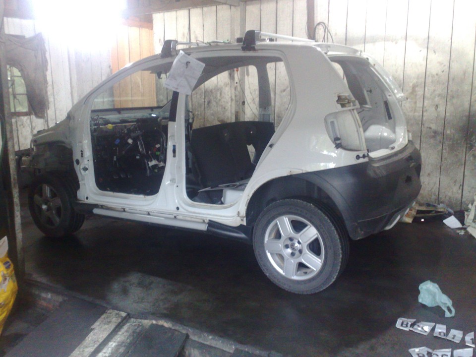 Carro furtado no bairro Água Verde foi encontrado desmanchado na RMC | Adriano Ribeiro / Gazeta do Povo