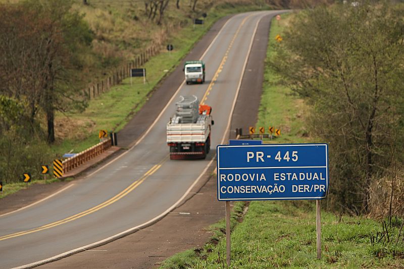 A PR-445, que liga Londrina à BR-376: precariedade das rodovias do Norte do estado prejudica o escoamento da safra | Albari Rosa/ Gazeta do Povo