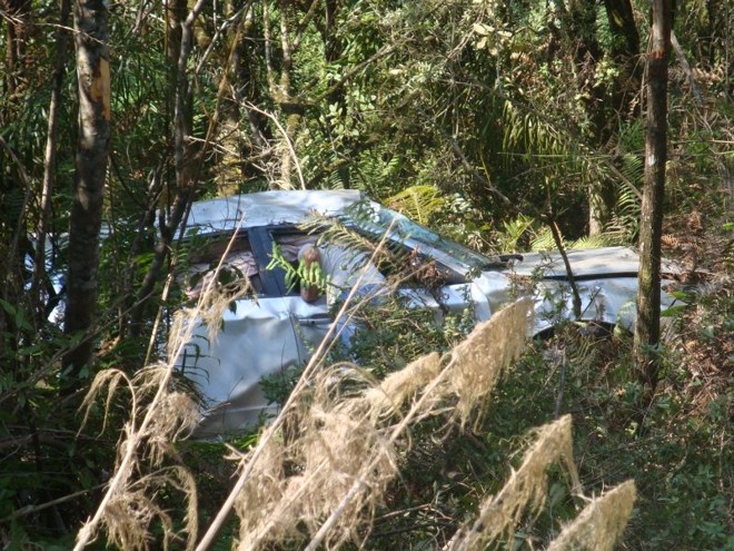 Acidente O piloto de um Subaru não conseguiu contornar uma das curvas mais complicadas da prova e caiu numa ribanceira. O barulho produzido e a altura do precipício assusturam o público . Por sorte, a mata fechada parou o carro 20 metros abaixo. O condutor saiu ileso, mas o carro ficou bastante avariado |
