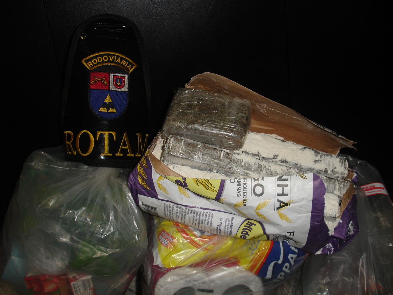Foram encontrados 43 tabletes de maconha no ônibus | Divulgação Polícia Rodoviária Estadual