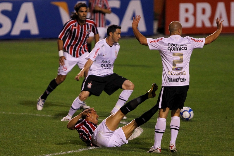 O Corinthians de Edu Gaspar e Alessandro (dir.) derrubou o rival São Paulo no Pacaembu: Tricolor está na parte baixa da tabela | Wagner Carmo /Vipcomm