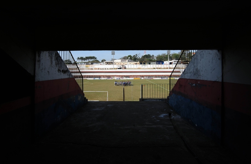Jogadores do Roma Apucarana antes do treino no Estádio Bom Jesus da Lapa, palco da partida decisiva entre o time local e o Foz do Iguaçu. Vale uma vaga na elite do futebol regional | Valterci Santos/ Gazeta do Povo