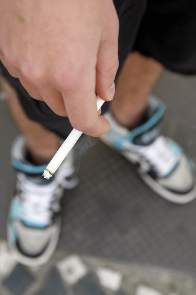 Carlos, 16 anos, fuma escondido dos pais: primeiro cigarro foi aceso aos 12 |