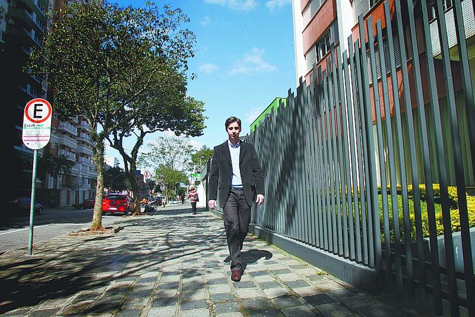 Administração: formando solucionadores de problemas Plinio tem 25 anos, trabalha em uma multinacional e tem uma carreira promissora | Priscila Forone/Gazata do Povo