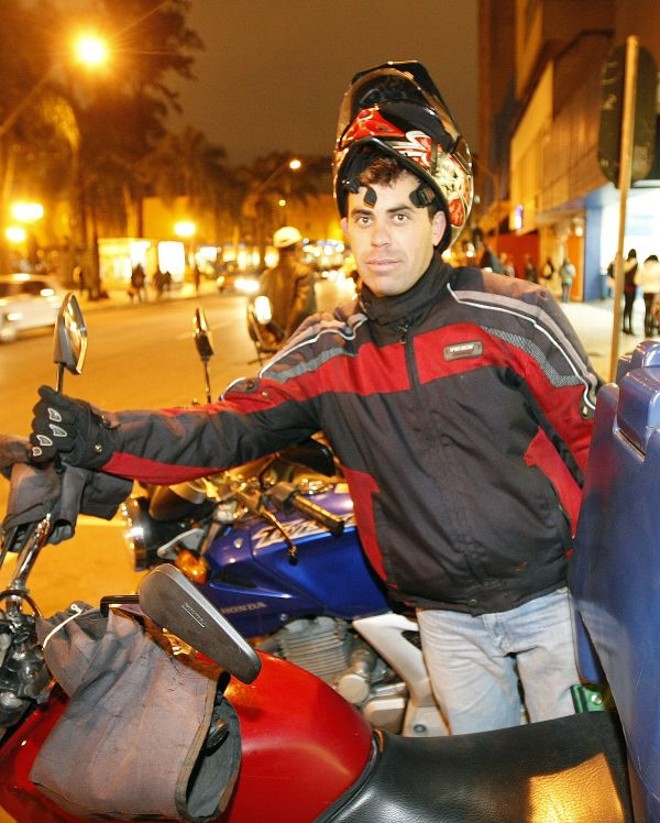 Sem paciência - O motoboy Rafael Freitas, há seis anos na profissão, se irrita mesmo com motoristas que demoram para arrancar o carro no sinal, não se decidem para onde virar e atrapalham quem vem atrás. Com buracos , ele teve um prejuízo que deixou o bolso abalado.