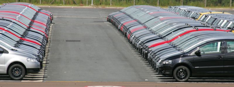 Pátio da Volkswagen, em São José dos Pinhais, na Grande Curitiba: Brasil tem hoje 24 fábricas automotivas e receberá mais 3 unidades e US$ 11,2 bilhões em investimentos nos próximos dois anos | Daniel Castellano/Gazeta do Povo