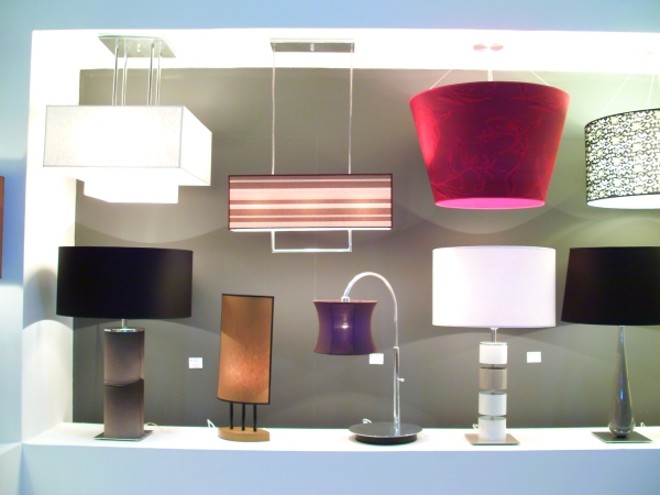 Abajures e pendentes da Plano de Luz: a empresa curitibana investe em design com visual moderno, cores fortes e de inspiração retrô |